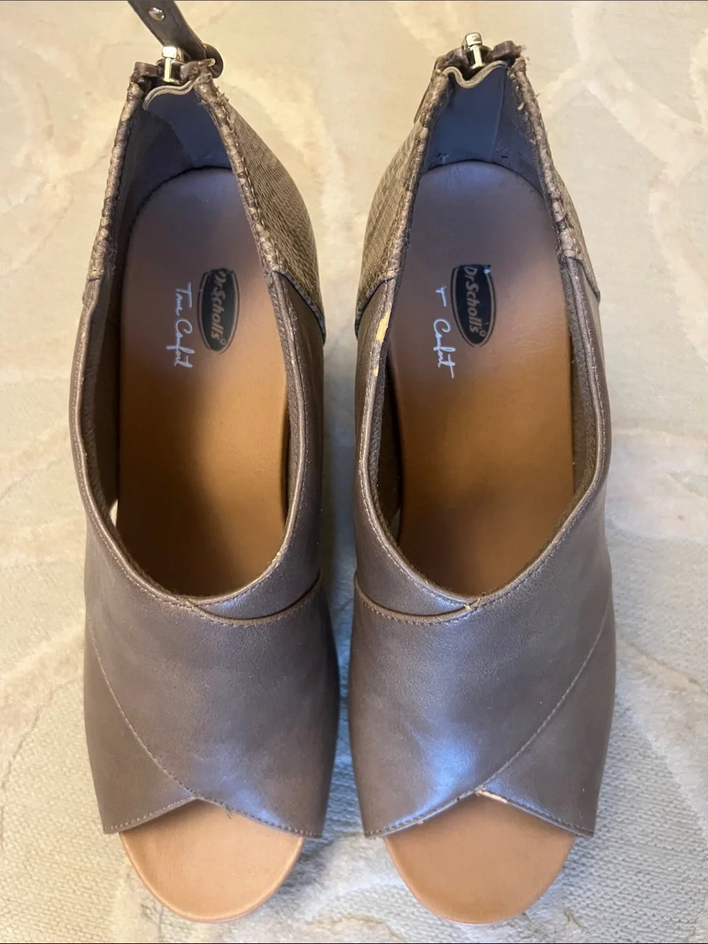 NWOT🌷DR SCHOLLS COMFORT🌷Taupe faux snake trim open toe man made material wedge